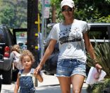 Avec ses mini-shorts, Halle Berry fait fureur dans n'importe quelle situation ! Los angeles, 22 juin 2011 