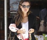 Rachel Bilson opte pour un mini-short rose taille haute pour confirmer qu'elle fait bien partie des fashionistas d'Hollywood ! Los Angeles, 18 juillet 2011 
