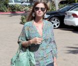Nicky Hilton opte pour la simplicité avec ce mini-short en jean brut qu'elle assortit avec une blouse liberty. Los Angeles, 22 juillet 2011  