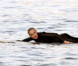 Lindsay Lohan fait du surf sur une plage de Malibu, mardi 16 août 2011.