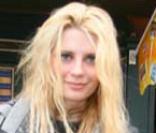Mischa Barton sort d'un cafe parisien