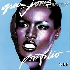 En 1977, l'album  Portfolio  marque les débuts de Grace Jones en tant que chanteuse.