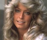 Less is more, et Farrah Fawcett savait si bien gérer le nude. Teint unifié sans en avoir l'air, mascara, baume hydratant sur les lèvres et blush discret, l'actrice a révolutionné l'idée du make up... sans que cela se voit. 