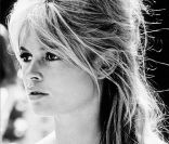 L'allié numéro un de Brigitte Bardot ? Un crayon noir et gras pour souligner ses yeux de biches. Son make-up smoky a fait le tour du monde. Et avec ça, elle n'avait ni besoin de blush, ni de rouge à lèvres.  