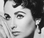 Avec des sourcils parfaits et fournis, on peut se passer de maquillage... Et la superbe Elizabeth Taylor a lancé la mode du sourcil franc, qui souligne le regard des stars  