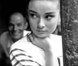 Audrey Hepburn, l'un des plus beaux regards du cinéma hollywoodien. Avec un simple trait d'eyeliner et des cils XXL, la star est devenue une référence make-up. 