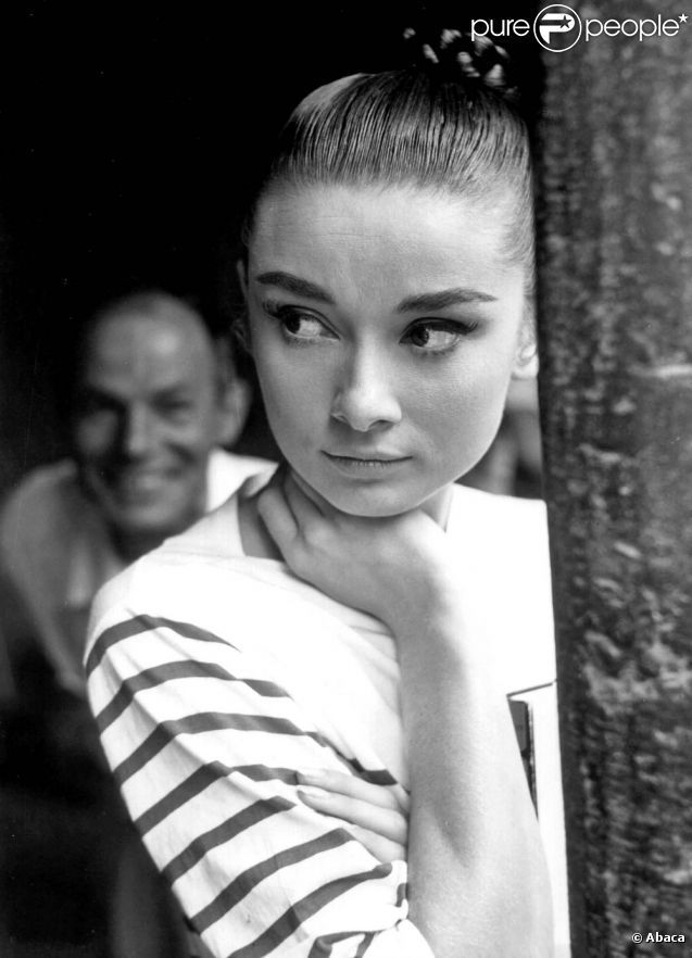 Audrey Hepburn, l'un des plus beaux regards du cinéma hollywoodien. Avec un simple trait d'eyeliner et des cils XXL, la star est devenue une référence make-up. 