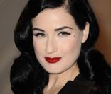 Icône contemporaine, Dita Von Teese a réinventé le maquillage pin-up. Teint de porcelaine, grain de beauté artificiel, bouche rouge, yeux de biche aidés par un trait d\'eyeliner, l\'effeuilleuse reste parfaite. <br />
