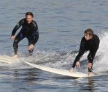 Sean Penn faisant du surf avec son fils Hopper le 23 janvier 2011<br />