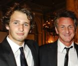 Sean Penn avec son fils Hopper, et Rosario Dawson à Cannes en mai 2011<br />