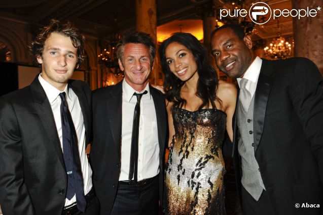 Sean Penn avec son fils Hopper, et Rosario Dawson à Cannes en mai 2011 