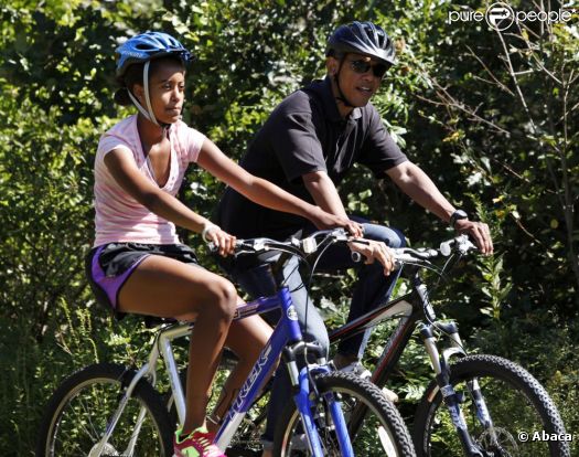 Barack Obama en vacances entouré de sa femme MIchelle, de Sasha et Malia, leurs filles, sur l'île de Martha's Vineyard le 23 août 2011 