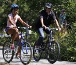 Barack Obama en vacances entouré de sa femme MIchelle, de Sasha et Malia, leurs filles, sur l'île de Martha's Vineyard le 23 août 2011 