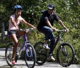 Barack Obama en vacances entouré de sa femme MIchelle, de Sasha et Malia, leurs filles, sur l'île de Martha's Vineyard le 23 août 2011 