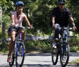 Barack Obama en vacances entouré de sa femme MIchelle, de Sasha et Malia, leurs filles, sur l'île de Martha's Vineyard le 23 août 2011 