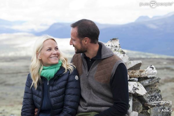 Le prince Haakon et la princesse Mette-Marit de Norvège en randonnée sur le mont Pika le 23 août 2011, dans le comté d'Hedmark.