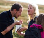 Le prince Haakon et la princesse Mette-Marit de Norvège en randonnée sur le mont Pika le 23 août 2011, dans le comté d'Hedmark.