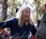 Le prince Haakon et la princesse Mette-Marit de Norvège en randonnée sur le mont Pika le 23 août 2011, dans le comté d'Hedmark.