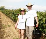 Dominique Fillon et son épouse Akemi lors des Vendanges du Désert, au domaine Bertaud-Belieu à Gassin, le 26 août 2011