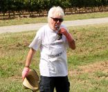 Cerrone, très gourmand, lors des Vendanges du Désert, au domaine Bertaud-Belieu à Gassin, le 26 août 2011