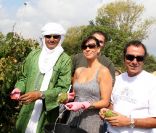 Le Touareg Mohamed Ixa, Mathilda May et Bernard Montiel lors des Vendanges du Désert, au domaine Bertaud-Belieu à Gassin, le 26 août 2011