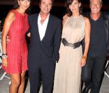 Mathilda May et Bernard Montiel entourés de Jean-Claude Darmon et sa compagne Hoda Roche lors du dîner et la vente aux enchères organisés au profit des Vendanges du Désert au domaine de Bertaud-Belieu, le 26 août 2011 à Gassin.