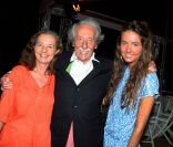 Jean Rochefort, sa femme et sa fille lors du dîner et la vente aux enchères organisés au profit des Vendanges du Désert au domaine de Bertaud-Belieu, le 26 août 2011 à Gassin.