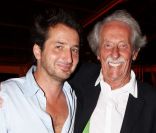 Edouard Baer et Jean Rochefort lors du dîner et la vente aux enchères organisés au profit des Vendanges du Désert au domaine de Bertaud-Belieu, le 26 août 2011 à Gassin.