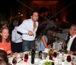 Edouard Baer fait hurler de rire toute sa table lors du dîner et la vente aux enchères organisés au profit des Vendanges du Désert au domaine de Bertaud-Belieu, le 26 août 2011 à Gassin.