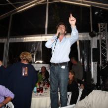 Edouard Baer lors du dîner et la vente aux enchères organisés au profit des Vendanges du Désert au domaine de Bertaud-Belieu, le 26 août 2011 à Gassin.