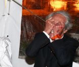 Edouard Baer fait pleurer de rire Jean Rochefort lors du dîner et la vente aux enchères organisés au profit des Vendanges du Désert au domaine de Bertaud-Belieu, le 26 août 2011 à Gassin.