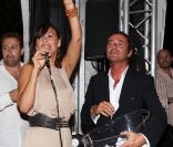 Mathilda May et Bernard Montiel lors du dîner et la vente aux enchères organisés au profit des Vendanges du Désert au domaine de Bertaud-Belieu, le 26 août 2011 à Gassin.