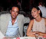 Anthony Delon et Mathilda May lors du dîner et la vente aux enchères organisés au profit des Vendanges du Désert au domaine de Bertaud-Belieu, le 26 août 2011 à Gassin.