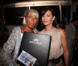 La toujours élégante Corinne Vuillaume a gagné un joli prix à la tombola remis par Mathilda May