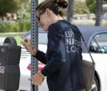 Jennifer Garner dans les rues de Los Angeles le 27 août 2011 dévoile légèrement son ventre rond de femme enceinte.