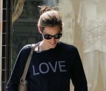 Jennifer Garner dans les rues de Los Angeles le 27 août 2011 dévoile légèrement son ventre rond de femme enceinte.