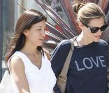 Jennifer Garner dans les rues de Los Angeles le 27 août 2011 dévoile légèrement son ventre rond de femme enceinte.