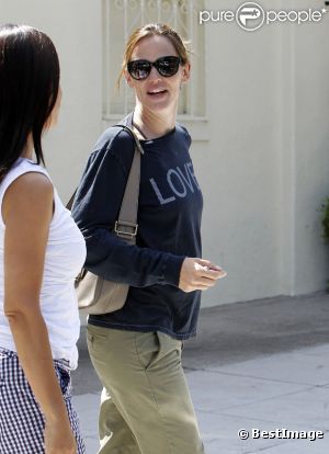 Jennifer Garner dans les rues de Los Angeles le 27 août 2011 dévoile légèrement son ventre rond de femme enceinte.