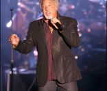 Tom Jones le 30 juillet 2010 au Bal de la Croix Rouge à Monaco.