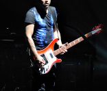 Chris Wolstenholme, bassiste de Muse âgé de 32 ans, a annoncé en août 2011 que sa femme Kelly attendait leur sixième enfant, pour février 2012.