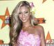 Beyoncé aime beaucoup trop le rose ! A tel point qu'elle ne regarde même plus si la forme de la robe met en valeur sa silhouette. Cette tenue laisse perplexe ! Los Angeles, 4 juin 2001 