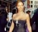 Beyoncé moule encore un peu trop sa plastique sulfureuse dans cette robe très dénudée. Los Angeles, 8 juin 2003 