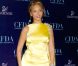 Cette robe satinée jaune ne met pas du tout la silhouette de Beyoncé en valeur. New York, 7 juin 2004 