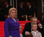 Catherine Deneuve et les enfants du film à la projection à Cannes d'Un conte de Noël