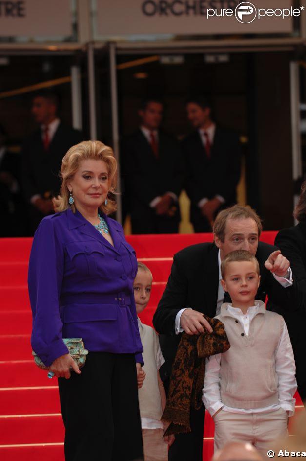 Catherine Deneuve et les enfants du film à la projection à Cannes d'Un conte de Noël