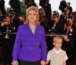 Catherine Deneuve et un des enfants du film à la projection à Cannes d'Un conte de Noël