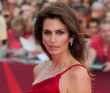 Cindy Crawford, sculpturale, soutient George Clooney pour la Mostra de Venise