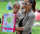 Emme dans les bras de Jennifer Lopez