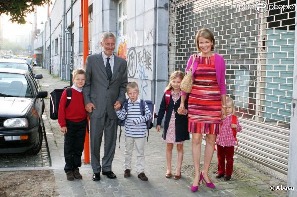 Le prince Philippe et la princesse Mathilde de Belgique ont emmené leurs quatre enfants, les princes Gabriel et Emmanuel ainsi que les princesses Elisabeth et Eléonore pour leur rentrée scolaire au Sinty-Jan-Berchmanscollege à Bruxelles, le 1e septembre 2011