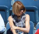 Anna wintour, papesse de la mode, ne rate jamais un match de Roger Federer, quand bien même celui-ci se déroule sous un soleil de plomb... 